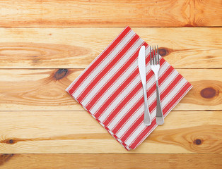 Obraz premium Kitchen. Wooden kitchen table with empty red tablecloth for dinner.