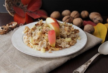 oatmeal with apple and nuts