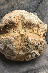 Dinkelbrot mit Rosinen und Haferflocken glutenfrei in einer Holzschale