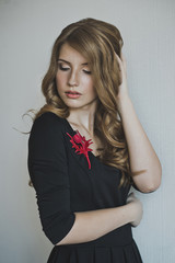 Fototapeta premium The girl adjusts her hair 4518.