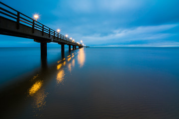 Fototapeta na wymiar Seebrücke Ahlbeck auf Insel Usedom in der Dämmerung