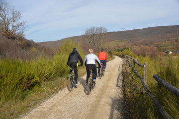 ruta ciclista por un camino de montaña