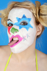 Bunt geschminkter Clown zu Karneavl, Fasching oder Fastnacht streckt Zunge raus