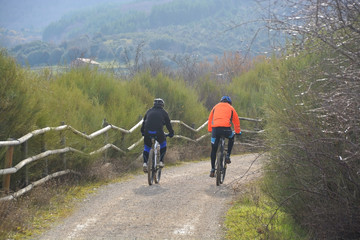 ruta ciclista por un camino de montaña