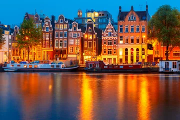 Fensteraufkleber Nachtstadtansicht des Amsterdamer Kanals © Kavalenkava