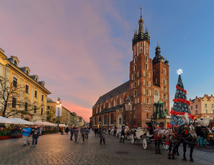 Obraz premium Rynek Starego Miasta w Krakowie udekorowany bożonarodzeniowo