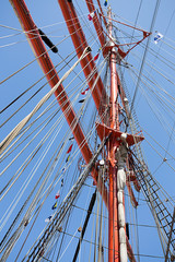 Mât rouge et cordage de bateau sur fond de ciel bleu 