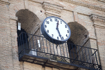 Fototapeta na wymiar Big old clock on the building