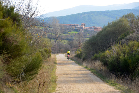ruta ciclista por un camino de montaña