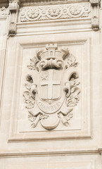 Armoiries de la façade de la gare de Marseille
