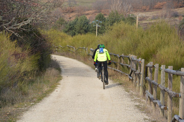 Obraz premium ruta ciclista por el monte