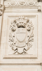 Armoiries sur la façade de la gare de Marseille