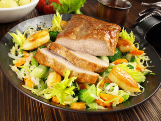 Kalbsbraten auf Gemüse