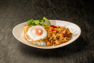 ガパオライス　タイのグルメ　 Phad Bai Gaprao Gai Sap Thai dish