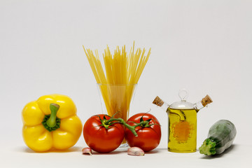 Paprika, Tomate, Zucchini und Speiseöl auf weißem Hintergrund