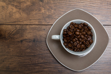 Tasse mit starkem Kaffee auf einem Holztisch