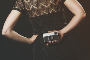 femme sexy avec appareil photo vintage