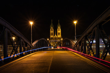 Fototapeta na wymiar Herz-Jesu-Kirche und Blaue Brücke Freiburg