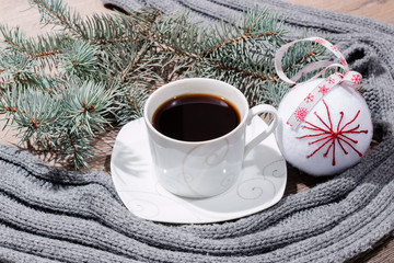 Кружка горячего черного кофе и шерстяной шарф - obrazy, fototapety, plakaty