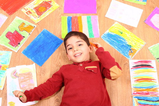 &ccedil;ocuk odasında pastel boya resimler &ccedil;iziyor