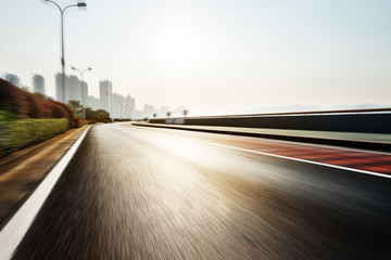 Obraz premium sunlight and empty asphalt road with traffic sign