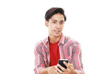 スマートフォンを持つ青年