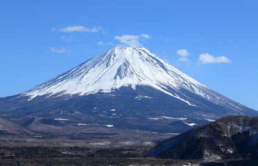 本栖湖から見る富士山