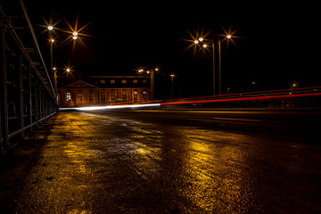 Fototapeta na wymiar Leuchtspuren von Autos auf der Theodor-Heuss-Brücke in Mainz