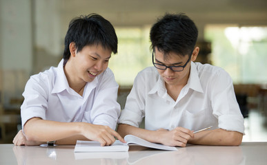 Obraz premium Asian student in library