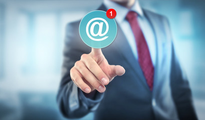 Mann im Büro / Kontakt per mail