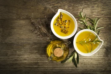Photo sur Plexiglas Aromatique Olive oil with herbs