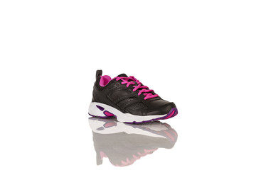 Zapatillas de deporte con reflejo sobre fondo blanco aislado. Vista de frente. Copy space