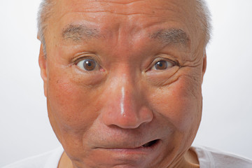 怒り顔のシニア