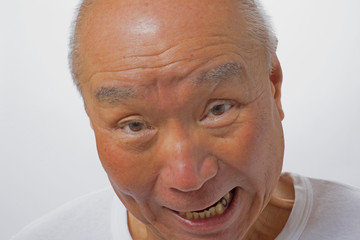 怒り顔のシニア