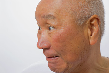 怒り顔のシニア