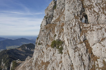 Höhenweg Wendelstein mit Felspassage und junger Bergsteigerin