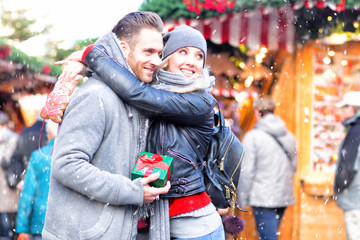 zusammen weihnachtseinkäufe machen 