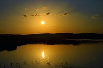 Obraz na płótnie Canvas A beautiful sunset at Lake