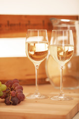Fototapeta premium Wein in Gläser mit Weintrauben