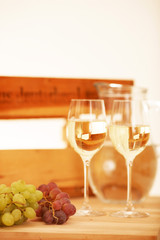 Wein in Gläser mit Weintrauben
