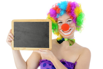 Clown in Kostüm zu Karneval, Fasching oder Fastnacht hält Tafel mit Textfreiraum und copy space
