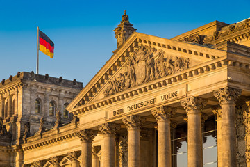 Naklejka premium Budynek Reichstagu o zachodzie słońca, Berlin, Niemcy