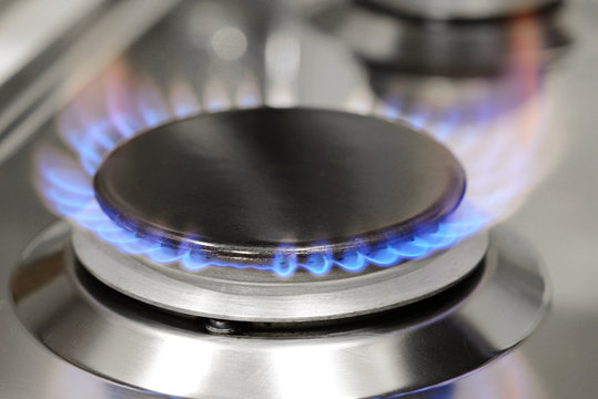 fuoco acceso del fornello a gas metano