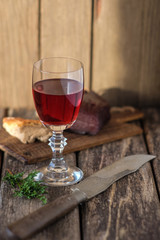 Rotwein mit Vesperbrett