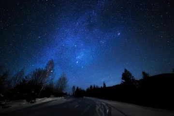 Fotobehang Melkweg in de lucht vol sterren. Winter berglandschap in de nacht. © Maxim Khytra