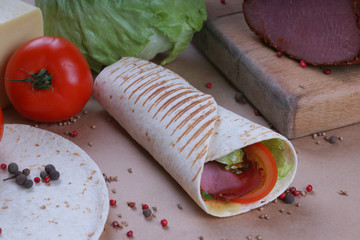  Сандвич роллы и ингредиенты на крафтовой бумаге
