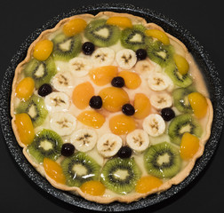 Tart with cream and fresh fruit