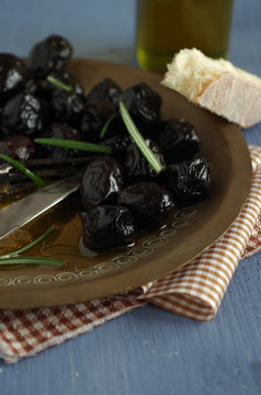 schwarze Oliven mit Rosmarinöl