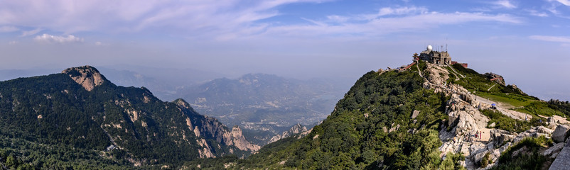 Fototapeta na wymiar Tai Shan, einer der fünf heiligen Berge des Daoismus
