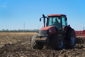 Obraz premium Red tractor working in the field
